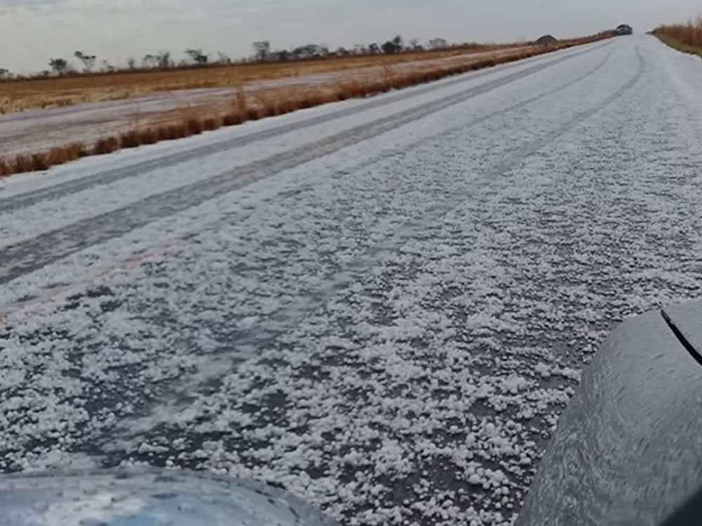 Imagem de Chuva de granizo deixa rodovia coberta de gelo no Sudoeste Goiano