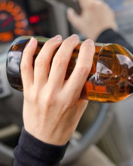 Imagem de Homem embriagado bate carro e resiste à prisão