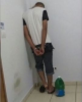 Imagem de Jovem e menor tentam entrar em cadeia com pinga em garrafas de refrigerante e água sanitária