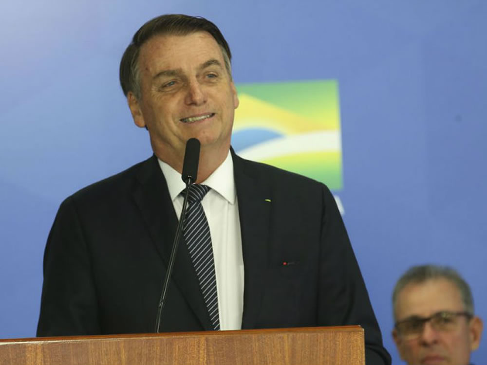 Imagem de É oficial: Bolsonaro assina decreto com fim do horário de verão