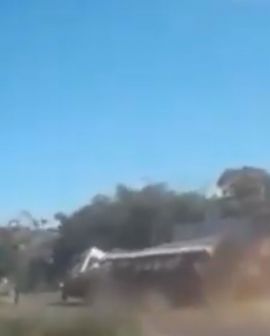 Imagem de Motorista embriagado perde o controle e tomba carreta. Veja o vídeo