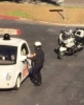 Imagem de Carro autônomo do Google é parado por policial por estar devagar demais