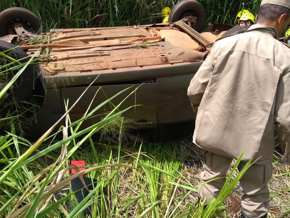 Imagem de Mulher morre e duas pessoas ficam feridas em acidente na BR-060