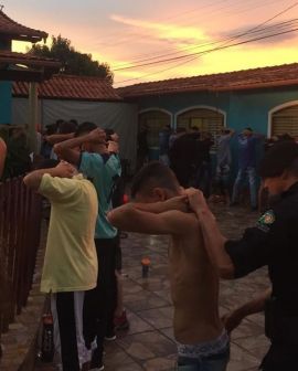 Imagem de Festa com 150 jovens tinha crianças, drogas e arma