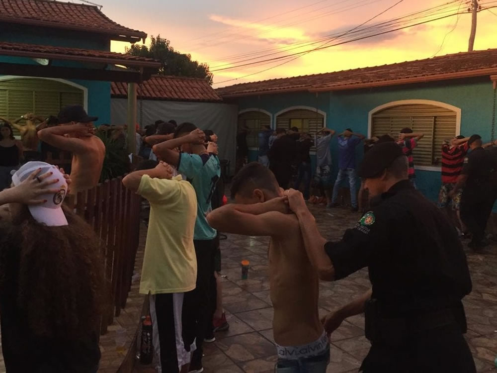 Imagem de Festa com 150 jovens tinha crianças, drogas e arma